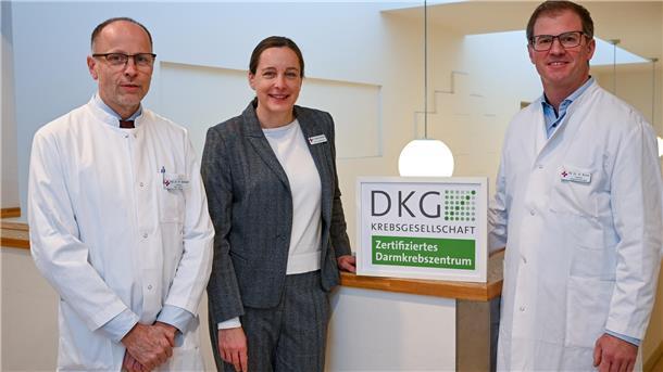 Das Darmkrebszentrum im Klinikum Bremerhaven-Reinkenheide wurde zertifiziert. Das freut (von links) Prof. Dr. Martin Holtmann, Dr. Susanne Kleinbrahm und PD Dr. Helge Bruns.