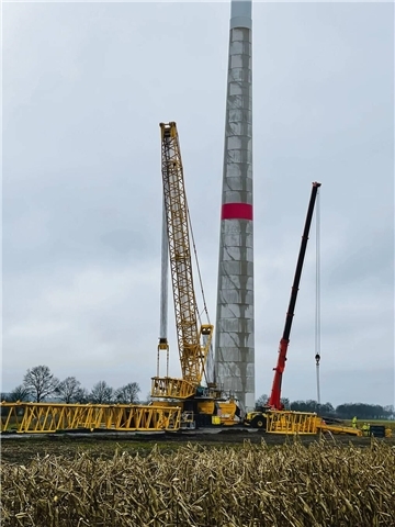 Das defekte Rotorblatt in Alfstedt wurde nicht fristgerecht beseitigt. Nun erhöht die Kreisverwaltung den Druck auf die Verantwortlichen.
Gestern wurde der riesige Spezialkran aufgebaut: Voraussichtlich wird er erst heute Abend fertig montiert sein. Fotos: Schmidt