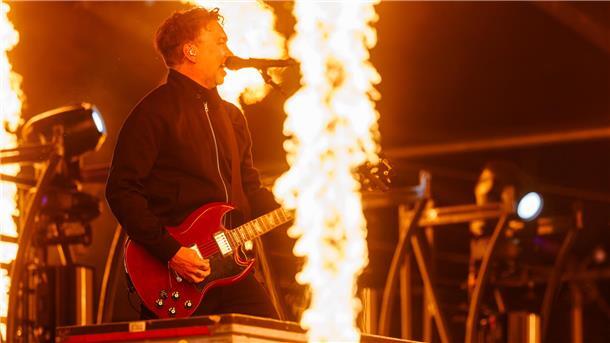 Diese Acts stehen schon für das Deichbrand-Festival 2026 fest Ein Mann steht mit einer Gitarre auf der Bühne, im Hintergrund ist Feuer zu sehen.  Das Deichbrand-Festival findet 2026 erneut auf dem Gelände in Wanhöden statt. Für die 21. Ausgabe wurden jetzt die ersten Bands angekündigt. Erstmals tritt die Band Rise Against um Leadsänger Tim McIlrath bei der Veranstaltung auf.