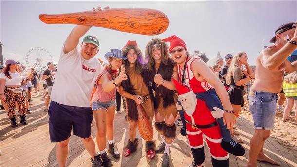 Das Deichbrand-Festival ist in vollem Gange: Die nächsten Tage stehen ganz im Zeichen von verrückten Outfits, ausgelassener Stimmung und natürlich jeder Menge Musik.