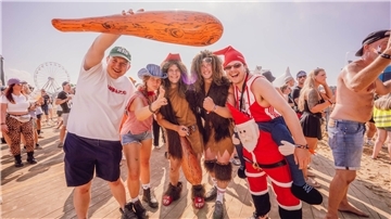 Das Deichbrand-Festival ist in vollem Gange: Die nächsten Tage stehen ganz im Zeichen von verrückten Outfits, ausgelassener Stimmung und natürlich jeder Menge Musik.