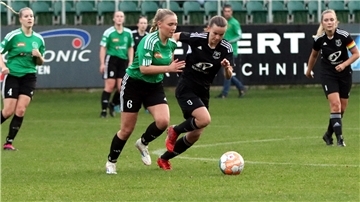 Das Derby in Heeslingen war für den Aufstiegsaspiranten Anderlingen/Byhusen eine überraschende Herausforderung - hier Lina Treu gegen Marlene Künne - endete aber doch mit einem Sieg der SG A/B.
