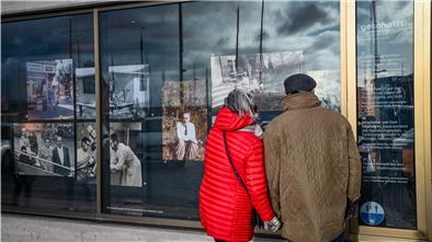 Das Deutsche Auswandererhaus in Bremerhaven bietet Spaziergängern eine neue Ausstellung. Der Titel: „Geschafft – Einwanderer fotografieren ihr neues Leben“.