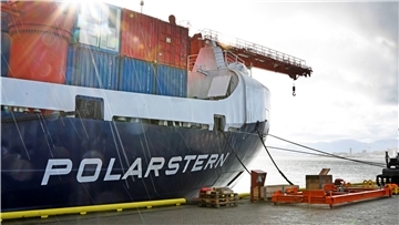 Das deutsche Eisbrecher- und Forschungsschiff „Polarstern“ hat nach einem Stopp in Spitzbergen den Rückweg zur Scholle angetreten.