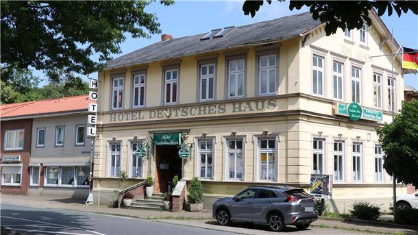 Das „Deutsche Haus“ in Altenbruch wird von der renommierten Immobilienfirma „Engel & Völkers“ für 2,5 Millionen Euro zum Verkauf angeboten.