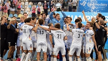 Das deutsche Hockey-Team feiert den insgesamt neunten EM-Titel.