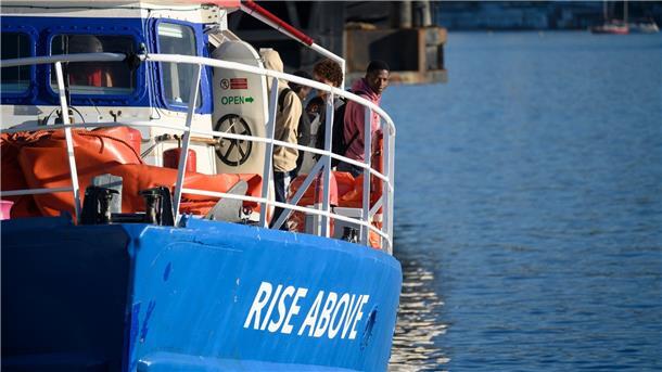 Deutsche Schiffe bringen Migranten nach Italien Das deutsche humanitären Schiff „Rise Above“ soll im süditalienischen Gioia Tauro anlegen.