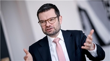 „Das deutsche Namensrecht ist offen gestanden mit der gesellschaftlichen Wirklichkeit in diesem Land nicht mehr kompatibel“, sagte der federführende Justizminister Marco Buschmann (FDP).