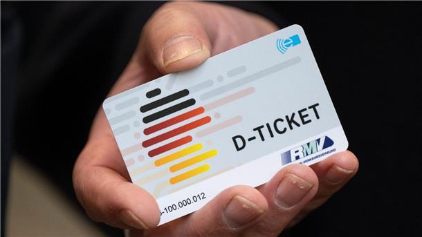 Das Deutschlandticket im Nah- und Regionalverkehr wird bald ein Jahr alt. Mehr als 11 Millionen Tickets wurden bisher verkauft.