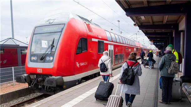 Verbraucherschützer fordern Klarheit beim Deutschlandticket Das Deutschlandticket kann seit 1. Mai 2023 in allen Bussen und Bahnen des Nahverkehrs genutzt werden.