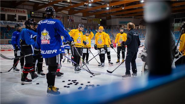 Ohne zweite Eisfläche sind die Drei-Sterne-Träume bald Geschichte Das DNL-Team des REV Bremerhaven.