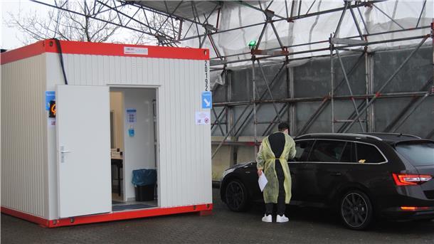 Falsche Temperatur macht Corona-Schnelltests unbrauchbar Das Drive-in-Testzentrum in Schiffdorf ist ein vollständig ausgebauter Container mit Heizkörper und Dämmung. Die fachgerechte Lagerung ist gewährleistet.