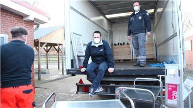 Das DRK-Impfteam verstaut sein Equipment nach einem dreitägigen Impfeinsatz in der Turnhalle Lunestedt. Koordinator Florian Kaste macht eine kurze Pause auf dem Lastwagen-Anhänger vor der Turnhalle in Lunestedt.