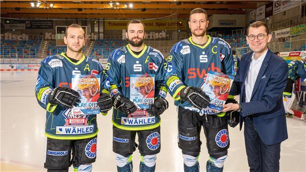 Das druckfrische Playoff-Magazin der NORDSEE-ZEITUNG präsentieren (von links) Alex Friesen, Dominik Uher, Jan Urbas und NZ-Chefredakteur Christoph Linne.