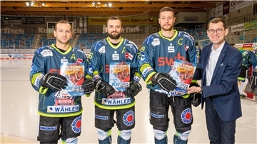 Das druckfrische Playoff-Magazin der NORDSEE-ZEITUNG präsentieren (von links) Alex Friesen, Dominik Uher, Jan Urbas und NZ-Chefredakteur Christoph Linne.