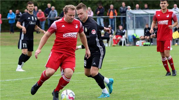 Das Duell der Spielmacher ging mit 1:0 an Selsingens Carsten Müller (li.), hier gegen Fabian Lott.