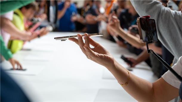 Apple macht mit schlankem iPhone Ansage für die Zukunft Das dünne Gehäuse soll mit einer zusätzlichen Schutzschicht noch widerstandsfähiger gegen äußere Einflüsse sein.
