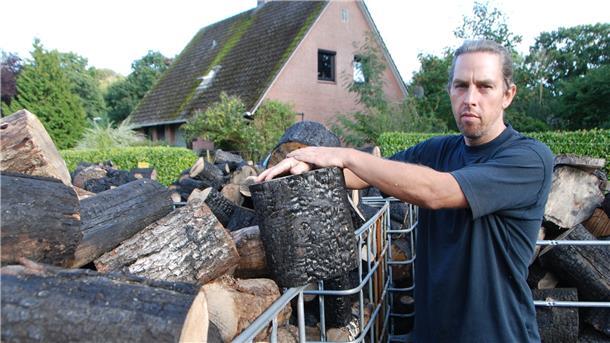 Das durch den Brand verkohlte Holz hat Henrik Krenkel mittlerweile zerschnitten. Es soll abtransportiert werden. Der Beerster ist sauer.