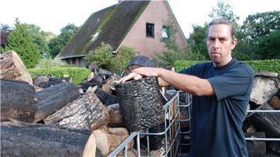 Das durch den Brand verkohlte Holz hat Henrik Krenkel mittlerweile zerschnitten. Es soll abtransportiert werden. Der Beerster ist sauer.