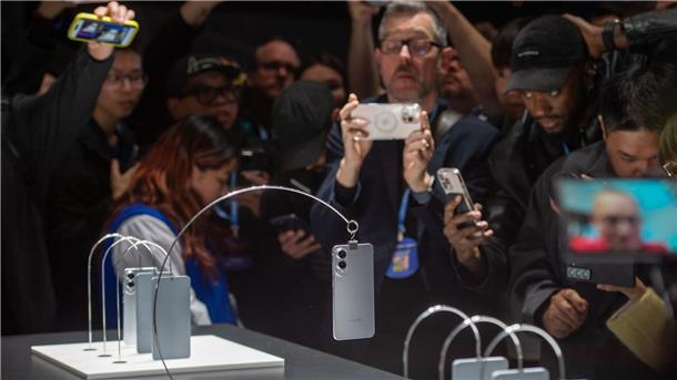 Samsung überrascht mit dünnerem Smartphone-Modell Das Edge sorgte für viel Aufsehen - es gab zunächst aber so gut wie keine Details dazu.