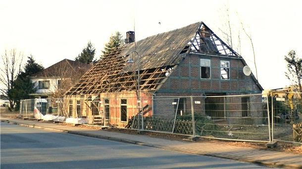Schankwirtschaft muss weichen - „Tante Anna“ weit über Drangstedt hinaus bekannt Ein altes Fachwerkhaus. Die Mauern stehen noch, das Dach ist zum Teil abgedeckt.