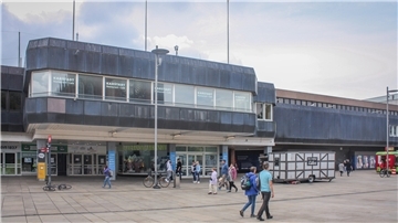 Das ehemalige Karstadt-Gebäude im August 2023: Der Abriss soll Anfang kommenden Jahres beginnen. 