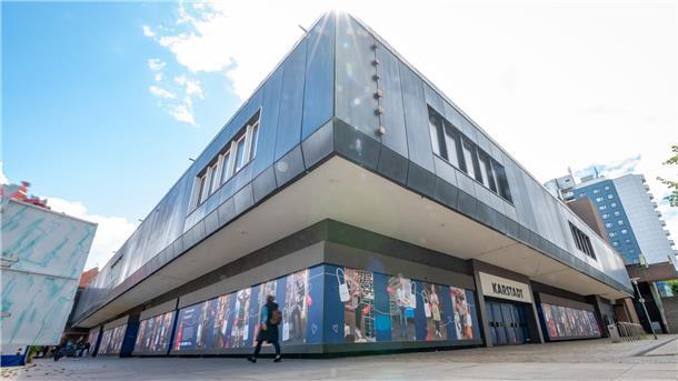 Das ehemalige Karstadt-Gebäude soll bis Frühjahr 2024 abgerissen werden. Der Auftrag wurde noch nicht vergeben.  Foto Scheschonka