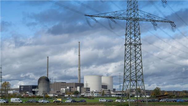 RWE beginnt Bau des größten Batteriespeichers in Deutschland Das ehemalige Kernkraftwerk nach der Sprengung der Markanten Kühltürme. (Archivbild)