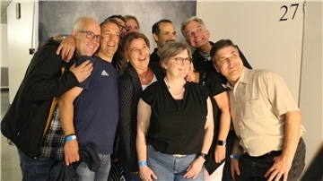 Eine Gruppe steht vor einer Fotobox