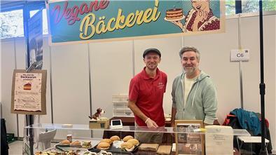 Ausverkauft am ersten Tag: Kölner Bäckerei Lau begeistert Veggie-Fans Das Ehepaar Christian (links) und Sebastian Lau (rechts) haben zur VeggieWorld viele Leckereien mitgebracht, von denen viele am ersten Messetag bereits verkauft wurden.