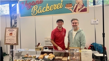 Das Ehepaar Christian (links) und Sebastian Lau (rechts) haben zur VeggieWorld viele Leckereien mitgebracht, von denen viele am ersten Messetag bereits verkauft wurden.