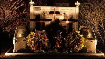 Das Ehrenmal in der Fallschirmjäger-Kaserne Seedorf für die drei am 2. April 2010 in Afghanistan gefallenen Soldaten.