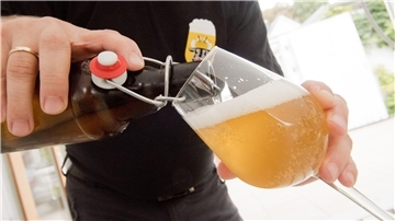 Das eigene Bier selbst zu brauen ist nach Angaben des Deutschen Brauer-Bundes ein beliebtes Hobby.