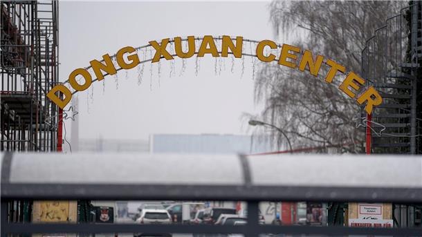 Das Eingangstor zum Dong Xuan Center.