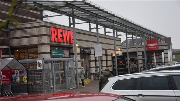 Das Einkaufszentrum Wesertor in Nordenham mit einem Rewe- und einem Penny-Markt.