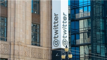 Das einstige Logo von Twitter ist auf dem Hauptquartier des Kurznachrichtendienstes zu sehen.