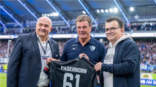 Nächste Niederlage für Bochum - 0:1 in Paderborn Das einzige Geschenk für VfL-Trainer Dieter Hecking kurz vor dem Spiel: Ein Trikot von Gegner SC Paderborn.