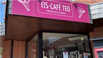 Das Eis-Café Teo bleibt vorerst noch geschlossen. Grund dafür ist Personalmangel. Auf einem Schild im Fenster wird nach Personal gesucht.