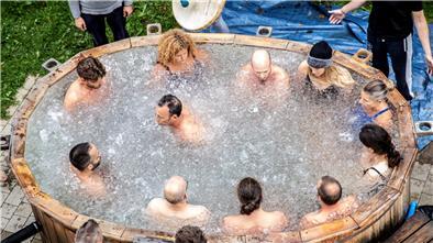 Mehrere Menschen beim Eisbaden.