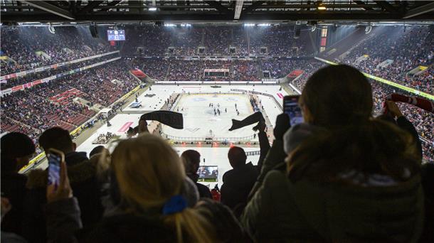 Das Eishockeyspiel im Kölner Fußballstadion bietet eine ganz besondere Atmosphäre.