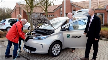 Das Elektroauto ist eine tolle Sache. Da sind sich Bürgermeister Detlef Wellbrock (von rechts), Dieter Pleyn, Klaus Dokter und Gundula Ehlers einig. Seit 2014 das erste E-Auto angeschafft wurde, hat die Gemeinde Loxstedt immer wieder neu in Nachhaltigkeit investiert.