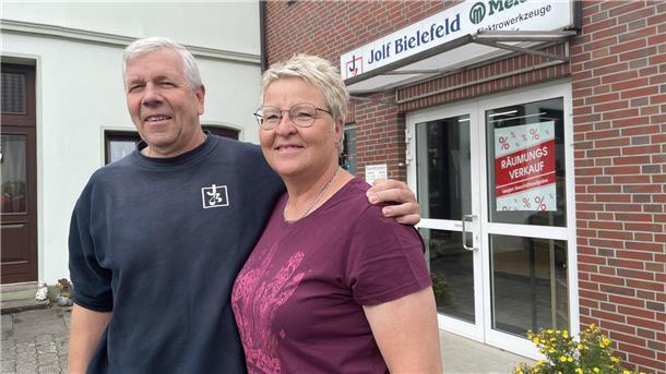 Das Ende einer langen Firmengeschichte: Dierk Bielefeld, hier mit seiner Ehefrau Wiebke, schließt sein Werkzeuggeschäft an der Oldenburger Straße.