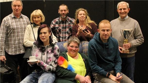 Das Ensemble der Niederdeutschen Bühne Waterkant freut sich auf die Premiere von „Dood op Rezept“: Hubert Stell, Aneglika Michael, Bernd Schröter, Sabine Stell, Werner Michael (obere Reihe von links), Verena Hoechst, Meike Wiemken, Marc Köhler (unten, von links).