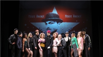 Das Ensemble des Stücks „Die Dreigroschenoper“ auf der Bühne im St. Pauli Theater.