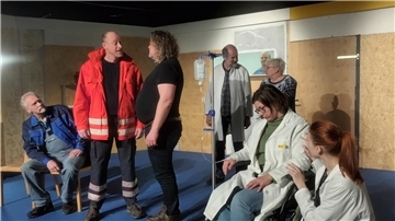 Auf dem Foto ist das Ensemble des Theaters Fatale zu sehen. Sie proben das Stück "Der Seelenbrecher" des Autors von Sebastian Fitzek. 