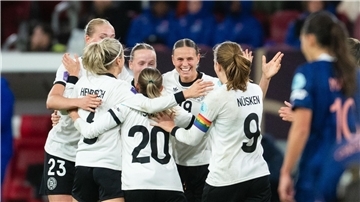 Klara Bühl erlöst DFB-Frauen: 1:0 gegen Frankreich Das erlösende Tor für Deutschland: Torschützin Klara Bühl jubelt mit ihren Kolleginnen.