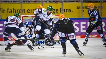 Eine Torraumszene im Eishockey. Die Fischtown Pinguins versuchen ein Tor gegen die Eisbären Brelin zu schießen.