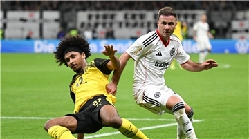 Das erste Duell im neuen Jahr: Frankfurt mit Mario Götze (r) empfängt am 9. Januar die Dortmunder um Karim Adeyemi. (Archivbild)