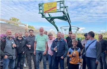 Gruppe vor einem Trecker 