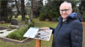 Neuenwaldes Ortsbürgermeisterin Ellen Frank auf dem alten Friedhof in der Ortsmitte